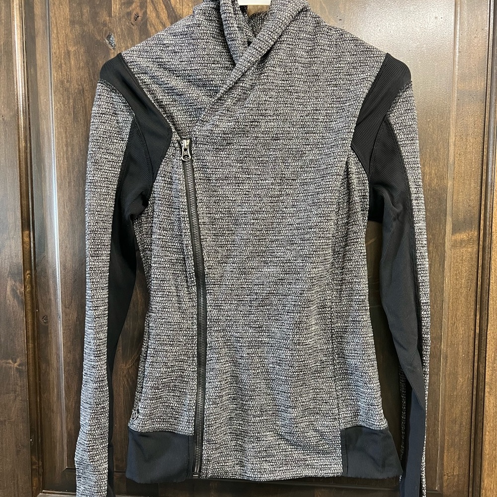 Lululemon Bhakti yoga jacket. Black and white. Gently worn. Size 6.